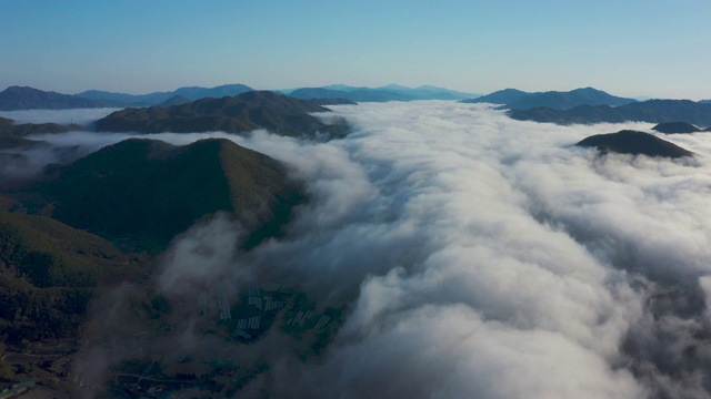 韩国京畿道南阳洲山脉上空的云海视频素材