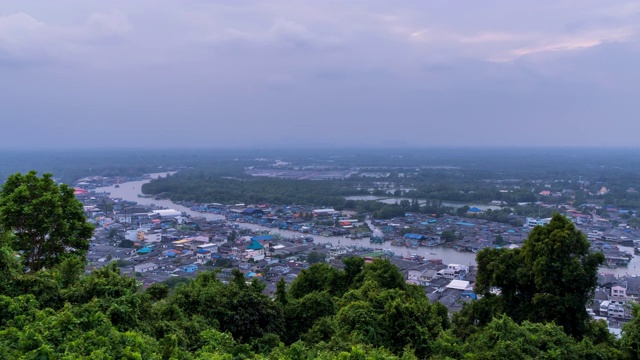 北南春丰镇、渔村、河从考马溪风景观景，白天到晚上;放大-时间流逝视频素材