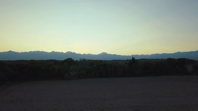 飞行山地穿越安第斯山脉的黄金时间，Tupungato, Valle de Uco，门多萨，阿根廷巴塔哥尼亚视频素材