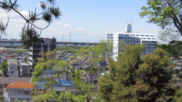 日本。4月。从山上俯瞰松户市的全景。视频素材