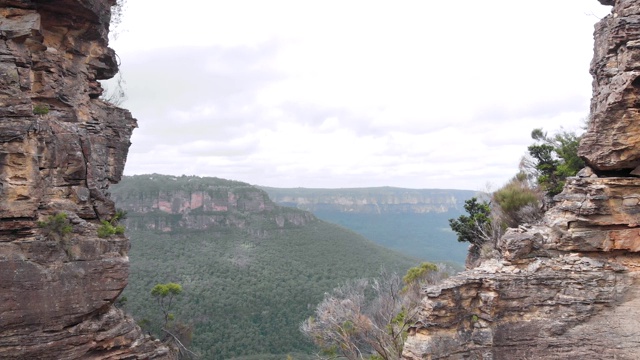 蓝山国家公园。两块岩石之间的壮观跨度视频素材