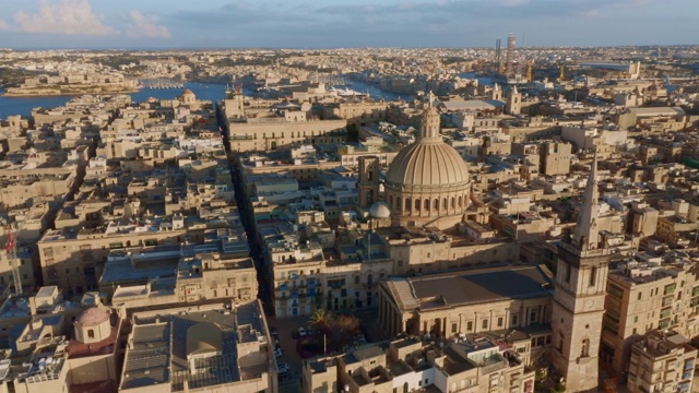 空中俯瞰瓦莱塔城，教堂和圆顶。地中海。欧洲。马耳他国家视频素材