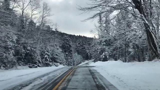 时间流逝的视频雪景开车通过兰吉利湖景区在兰吉利，美国缅因州在春天的暴风雪后视频素材