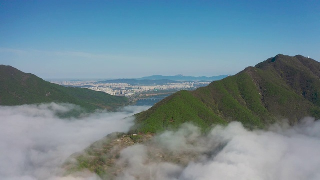 韩国京畿道南阳州西的“Sohwamyowon”(天主教墓地)和帕尔当大学桥上的云海视频素材