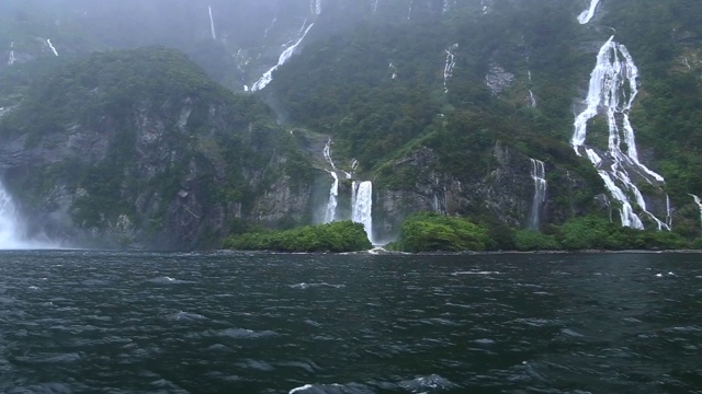 新西兰南岛的米尔福德湾峡湾瀑布视频素材