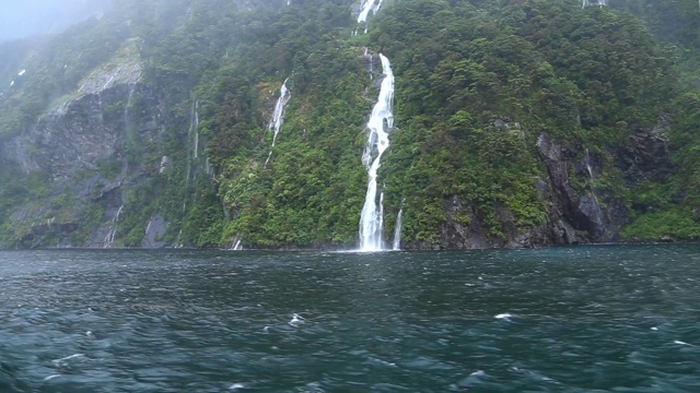 新西兰南岛的米尔福德湾峡湾瀑布视频素材