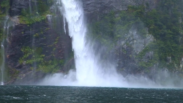 新西兰南岛的米尔福德湾峡湾瀑布视频素材