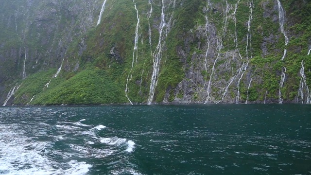 新西兰南岛的米尔福德湾峡湾瀑布视频素材