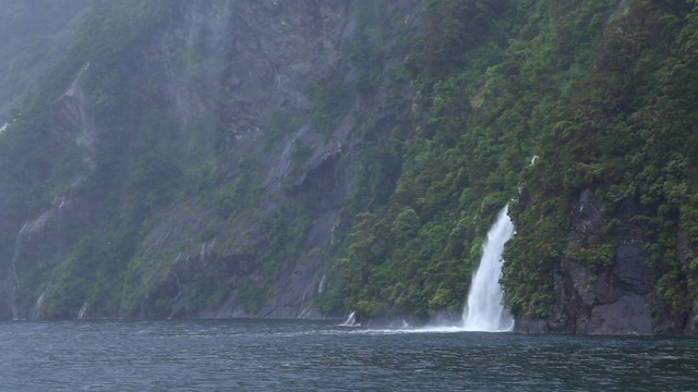 新西兰南岛的米尔福德湾峡湾瀑布视频素材