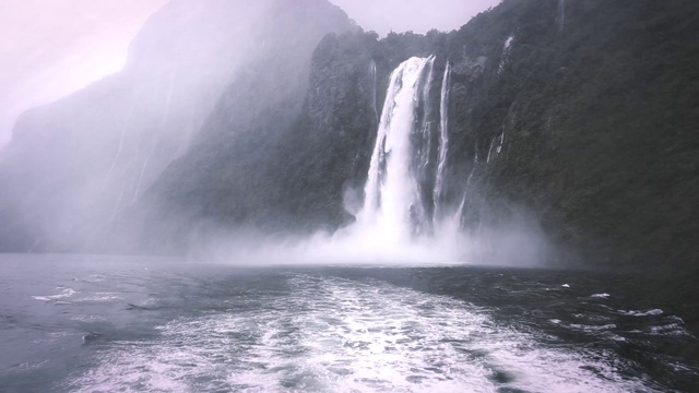 新西兰南岛的米尔福德湾峡湾瀑布视频素材