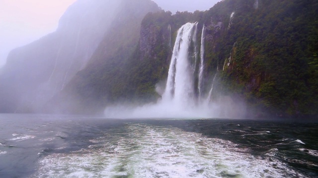 新西兰南岛的米尔福德湾峡湾瀑布视频素材