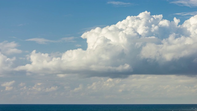 积雨云在海上移动，日光-时间间隔视频下载