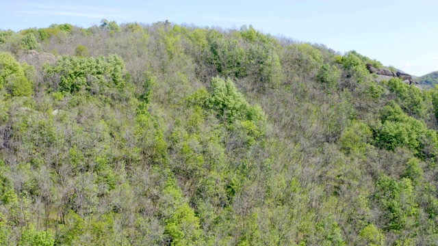 无人机飞过小山，后面是平原视频素材