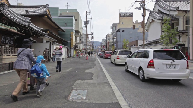 奈良大街上，行人与车流相邻视频素材