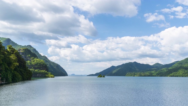 美丽的湖水库和山在北碧府与戏剧性的云运动，泰国-时间流逝视频素材