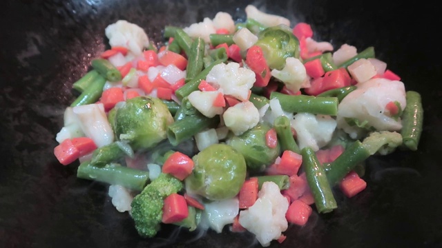 健康饮食,素食主义。在锅中混合的蔬菜。视频素材