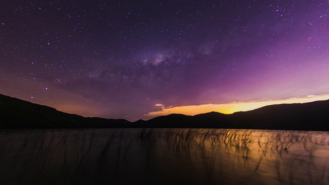 时间流逝-星星和银河系在“Lagoa do Peri”泻湖上视频素材