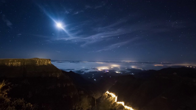 时间流逝-星星和月亮升起的夜晚视频素材