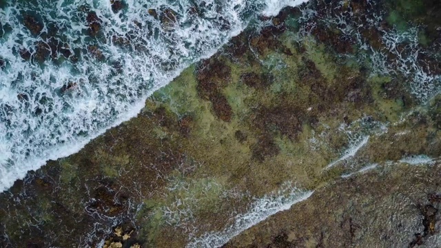 加勒比海浪撞击珊瑚礁美丽的空中图卢姆视频素材