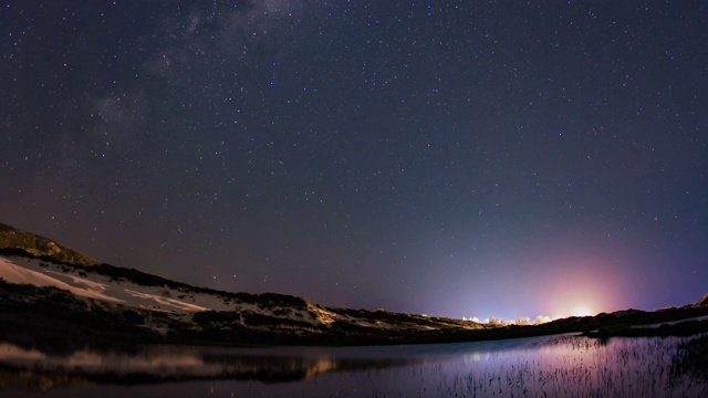 时间流逝——星星在“Joaquina的”沙丘和泻湖之上。视频素材