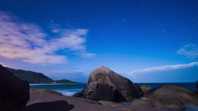 时间流逝-岸边有星星的夜晚视频素材