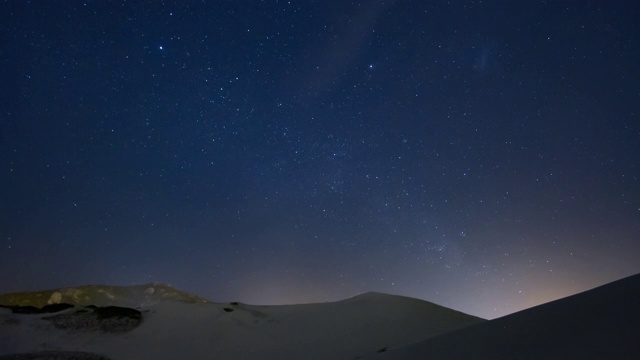 时间流逝——在Joaquina的沙丘上有星星的夜晚。视频素材