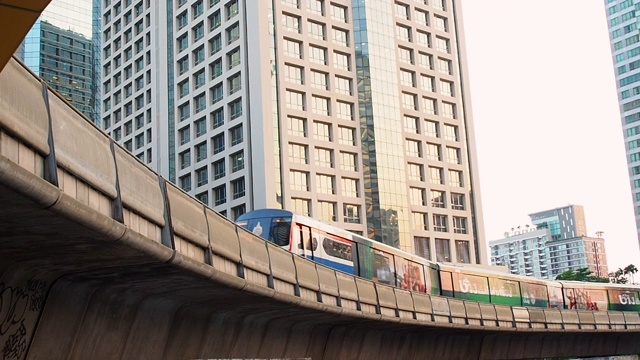 曼谷的电动单轨列车，在地面之上视频素材