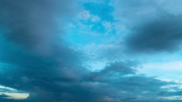 雨云和其他云层的时间间隔视频素材