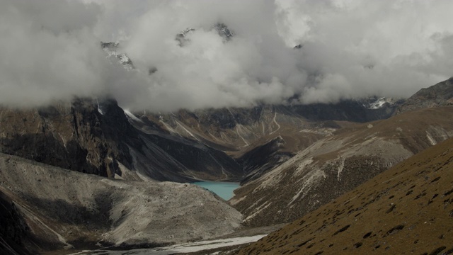 峡谷与冰川湖的全景。徒步攀登珠峰大本营。视频素材