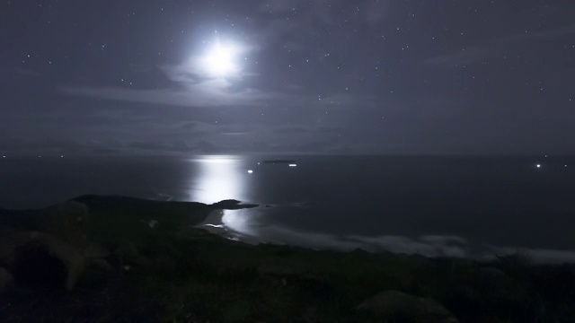 时间流逝-在海滩上有云和星星的夜晚视频素材