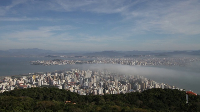 时间流逝-雾笼罩着城市。视频素材