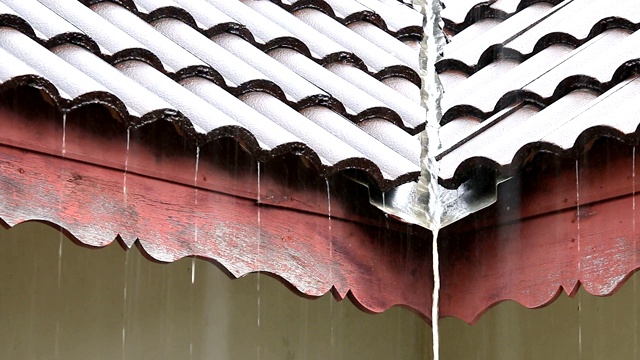 雨水落在屋顶上视频素材