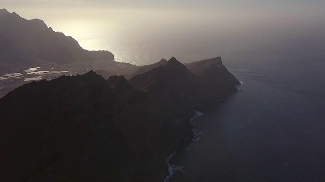 鸟瞰图美丽的野生海岸线在加那利岛视频素材