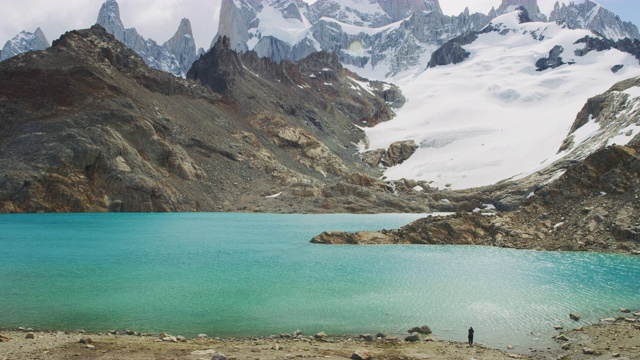 El Chalten山脉脚下的水晶清澈的湖泊风景视频素材