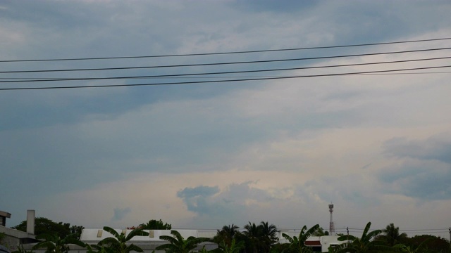 时间流逝，夏天多雨的暴风雨。视频素材