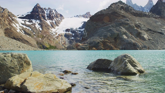 阿根廷El Chalten山脉旁波光粼粼的湖视频素材