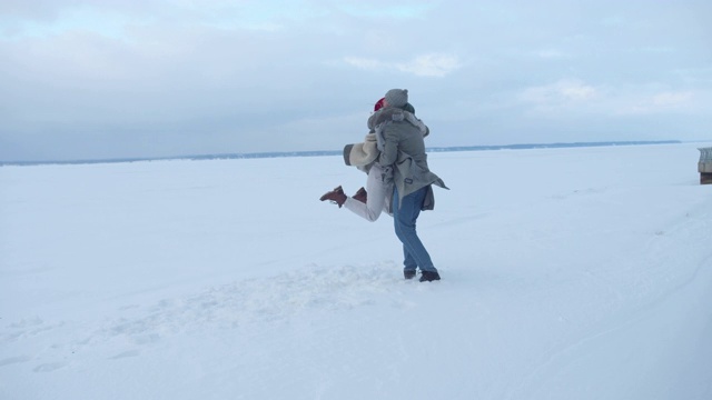 一对情侣在下雪的天气里拥抱。Slowmotion视频素材