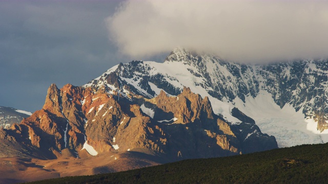 阿根廷El Chalten的雪山和雾山的长镜头。视频素材