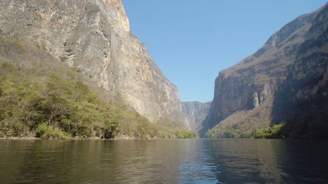 Cañon del Sumidero广角拍摄。船观点视频素材