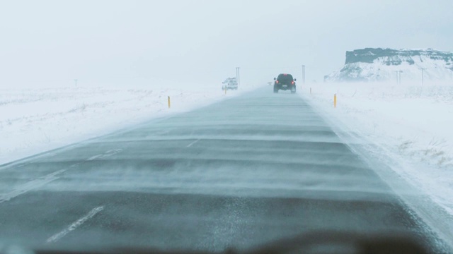 冰岛遭遇暴风雪，极端的驾驶条件视频素材