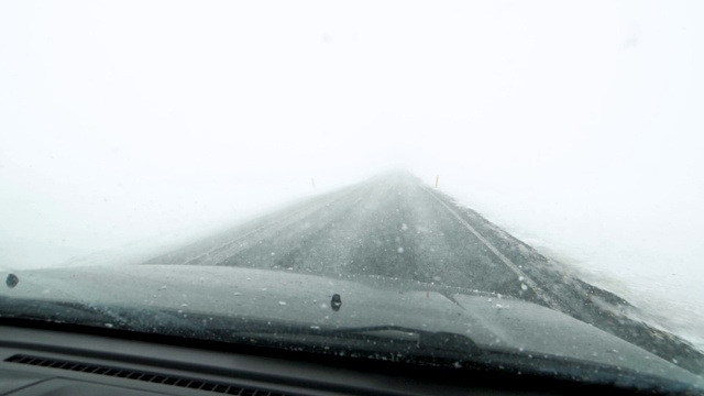 冰岛遭遇暴风雪，极端的驾驶条件视频素材