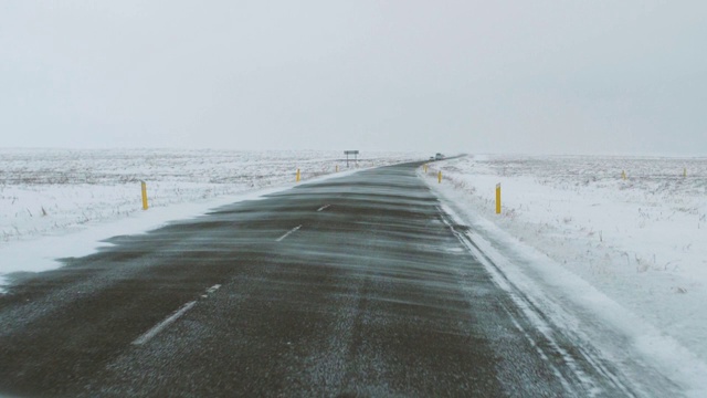 冰岛遭遇暴风雪，极端的驾驶条件视频素材