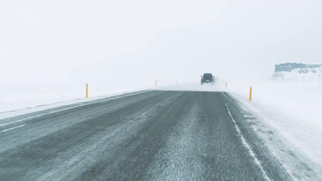 冰岛遭遇暴风雪，极端的驾驶条件视频素材