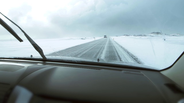 冰岛遭遇暴风雪，极端的驾驶条件视频素材