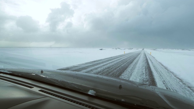 冰岛遭遇暴风雪，极端的驾驶条件视频素材