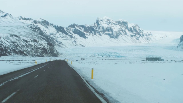 汽车在冰岛美丽的道路上行驶。Vatnajokull冰岛冰川周围的道路视频素材