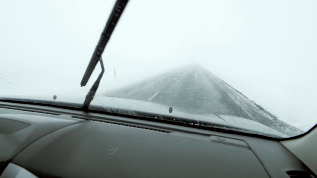 冰岛遭遇暴风雪，极端的驾驶条件视频素材