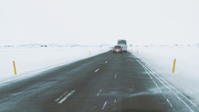 冰岛遭遇暴风雪，极端的驾驶条件视频素材