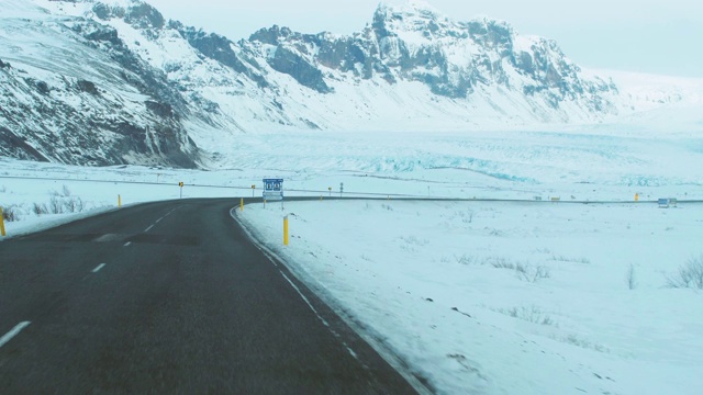 汽车在冰岛美丽的道路上行驶。Vatnajokull冰岛冰川周围的道路视频素材