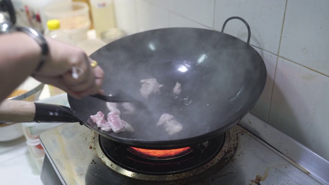 厨师用炒锅炒制日式烧饭的场景特写，蛋肉蔬菜炒鲜面条，食品加工，家常菜，亚洲街头小吃，健康简单的食品，新鲜的配料。视频素材